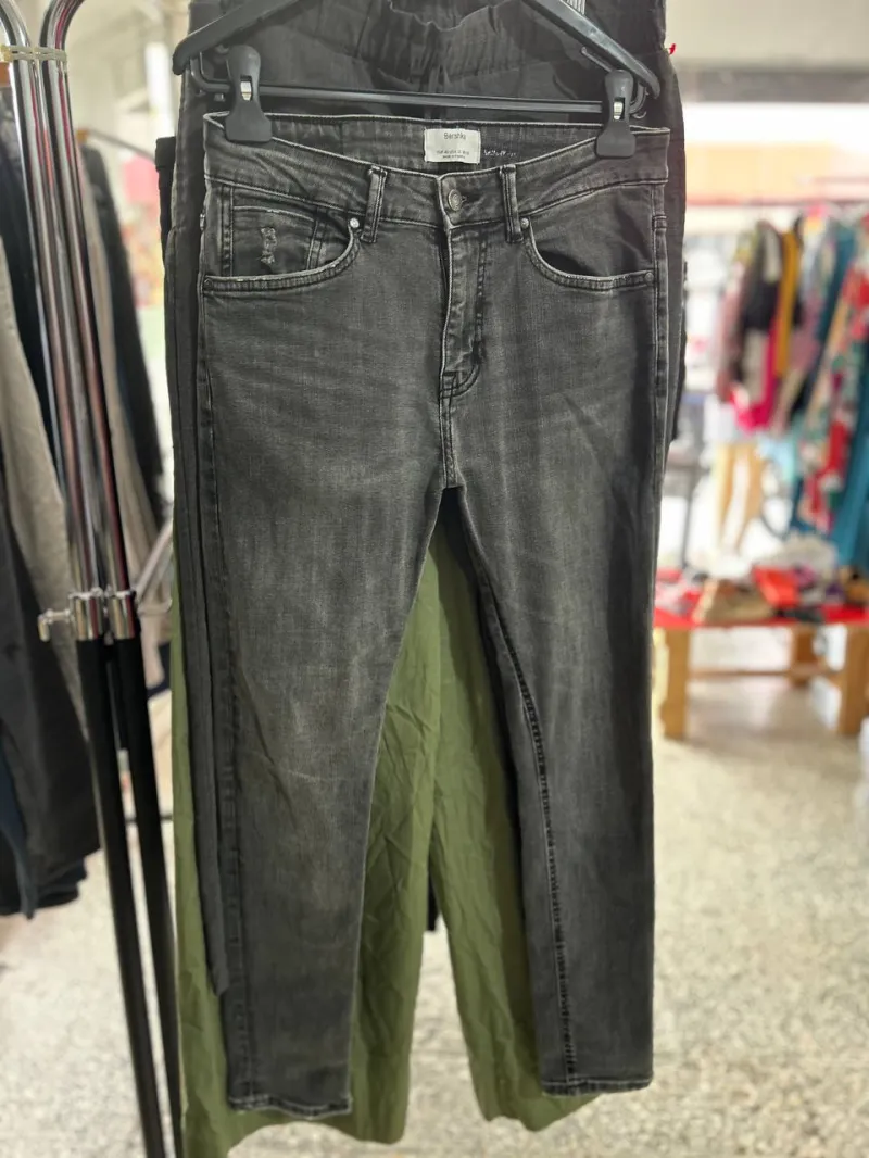 Jean Bershka Gris de Hombre