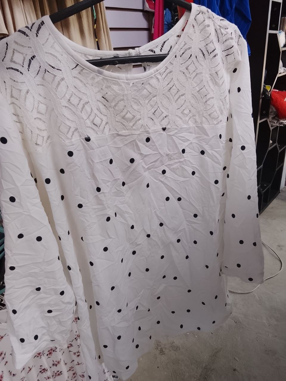 Blusa VanHeusen Blanca con Puntos Negros de Mujer